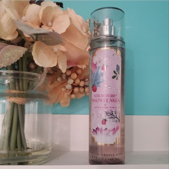 Strawberry Snowflakes from Bath & Body Works - Picture 2 of 5